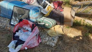 morceaux de cartons, matelas, objets cassés ...